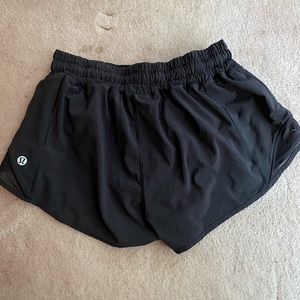 Black hotty hot 2.5 Lulu lemon shorts (size 4)